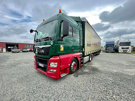 Camion MAN cu semiremorcă prelată